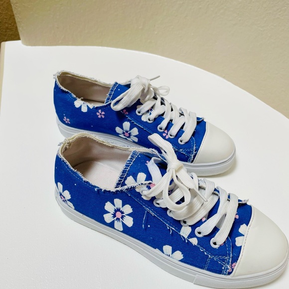 New Floral lace up canvas shoes. - Picture 5 of 6